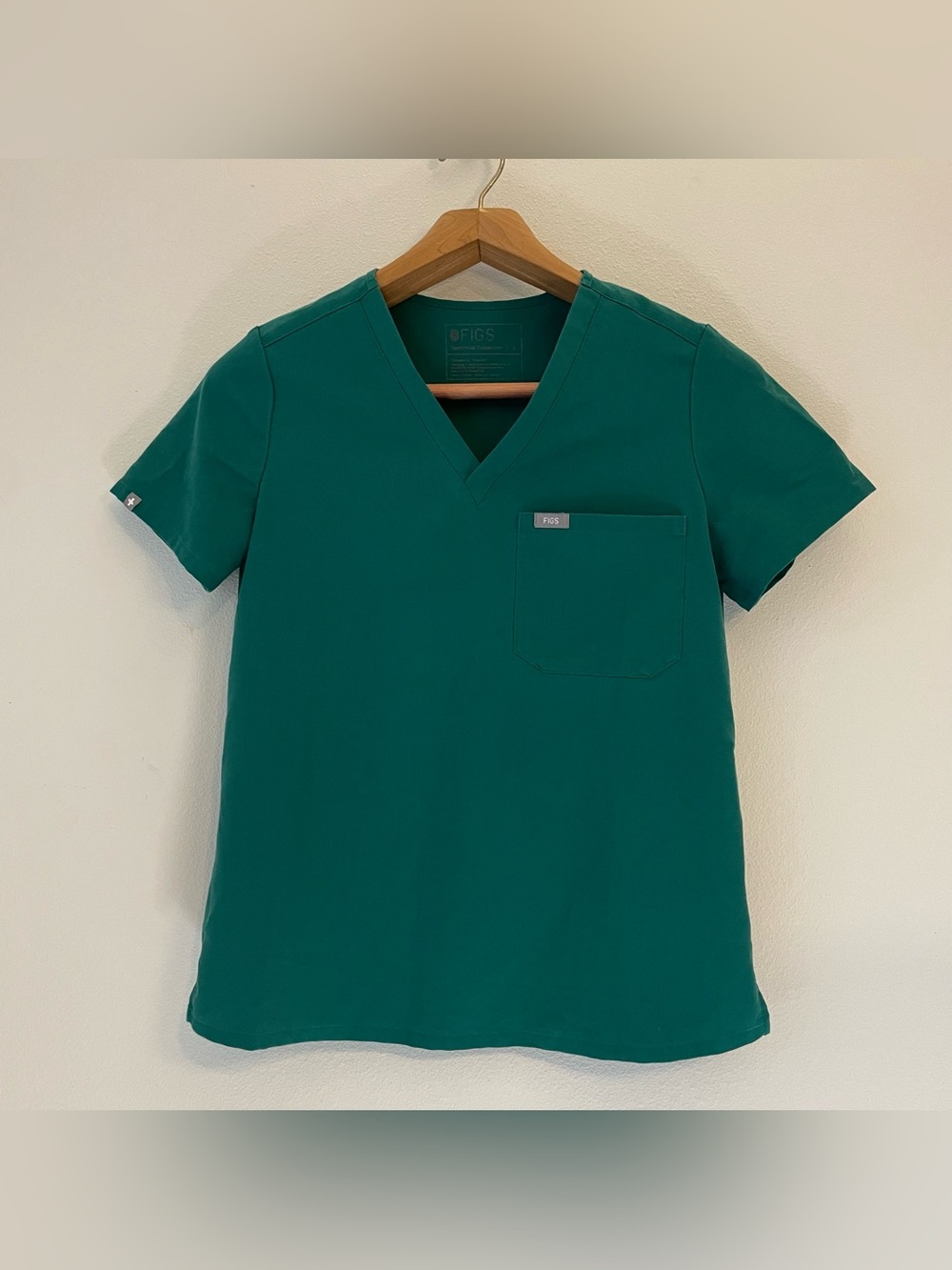 FIGS Women Scrub Top size S Catarina One Pocket Emerald Green FW1000 PO1700